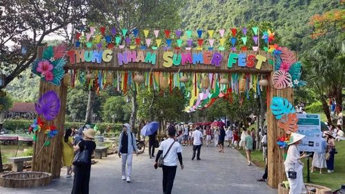 Khu du lịch sinh thái Thung Nham thu hút đông đảo du khách đến tham quan, tìm hiểu và trải nghiệm.
