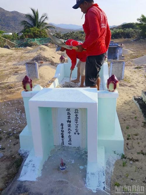 Nhiều hộ dân xã Vĩnh Hải chủ động di dời mồ mả để bàn giao mặt bằng triển khai xây dựng dự án.