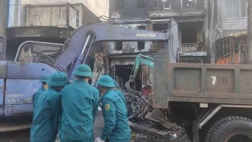 Lực lượng chức năng tiếp cận hiện trường vụ cháy.