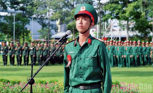 Binh nhì Nguyễn Đăng Khoa, chiến sĩ mới Trung đoàn 320 dõng dạc đọc 10 lời thề danh dự của Quân đội nhân dân Việt Nam.