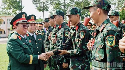Thiếu tướng Nguyễn Văn Tiền, Phó Tư lệnh Quân khu 9 động viên chiến sĩ mới.