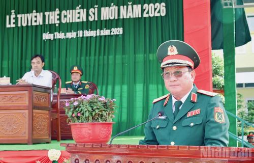 Thiếu tướng Nguyễn Văn Tiền, Phó Tư lệnh Quân khu 9 phát biểu chỉ đạo tại buổi lễ.