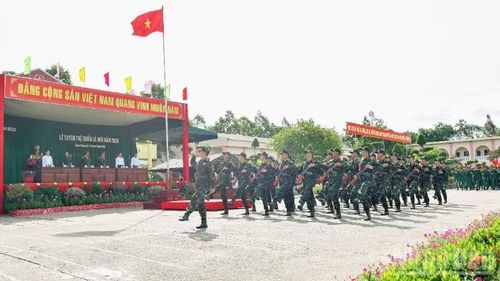 Chiến sĩ mới duyệt đội ngũ tại buổi lễ.