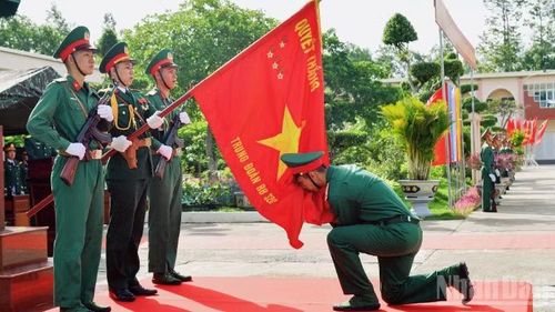 Chiến sĩ mới thực hiện nghi thức tuyên thệ dưới Quân kỳ Quyết thắng.