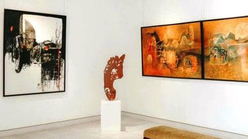  Triển lãm không chỉ giới thiệu đến công chúng các tác phẩm theo dòng thời gian, mà còn giúp người xem đi qua những miền cảm xúc, suy tư và khát vọng sáng tạo của người nghệ sĩ tài ba này. 