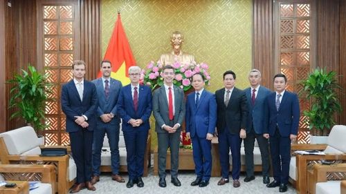 Bộ trưởng Tư pháp Hoàng Thanh Tùng chụp ảnh lưu niệm cùng ngài Đại sứ và các thành viên Đoàn công tác. (Ảnh: TL)