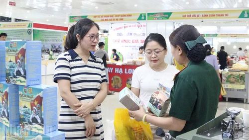 Người dân tìm hiểu về thương hiệu cà phê người lính CF15, đạt OCOP 4 sao.