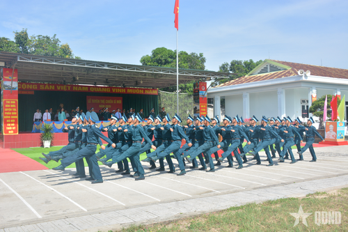 Duyệt đội ngũ tại buổi lễ.