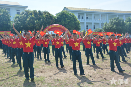 Chiến sĩ mới biểu diễn các điệu nhảy.