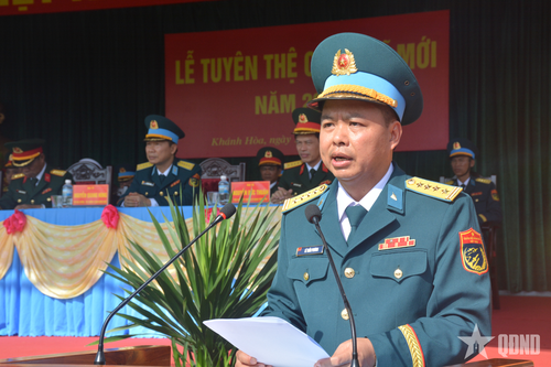 Đại tá Lê Trần Phương, Sư đoàn trưởng Sư đoàn 377 báo cáo kết quả huấn luyện chiến sĩ mới.