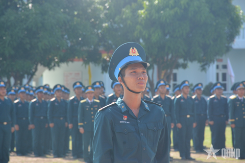 Chiến sĩ mới Đoàn Thế Huy, Đại đội 2, Tiểu đoàn Huấn luyện chiến sĩ mới đọc 10 lời thề danh dự của quân nhân.