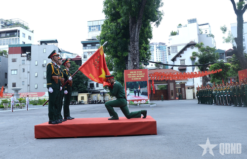 Chiến sĩ mới thực hiện nghi thức tuyên thệ. 