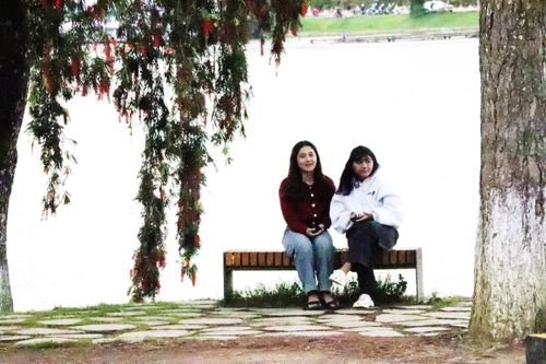 Ghế đá, lứa đôi và bạn bè.