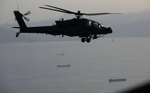  Chiếc trực thăng tấn công Apache của quân đội Mỹ bị bắn rơi gần bờ biển Oman. Ảnh: CENTCOM 