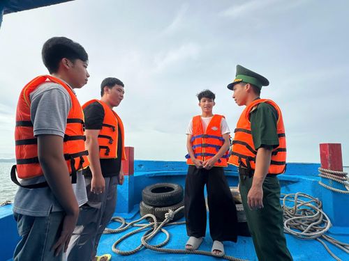  Cán bộ biên phòng động viên học sinh trước khi đò cập bến vào đất liền 