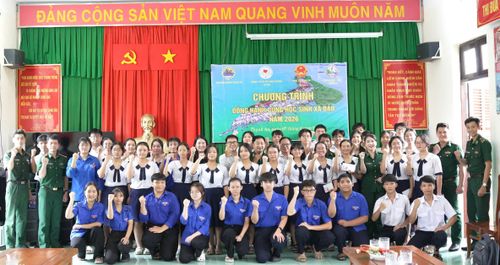  Lực lượng biên phòng động viên học sinh trước ngày các em vào đất liền dự thi tốt nghiệp THPT 