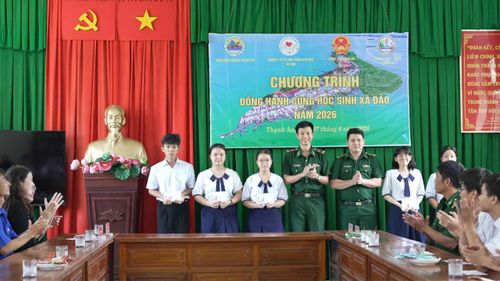  Lực lượng biên phòng tặng quà động viên học sinh trước ngày các em vào đất liền dự thi tốt nghiệp THPT 