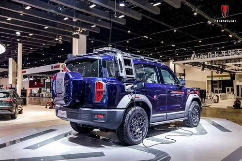 Thông số này vượt đáng kể Mercedes-AMG G63 – mẫu SUV hiệu năng cao hiện sử dụng động cơ V8 tăng áp kép 4.0L cho công suất 577 mã lực. Khác với các mẫu hybrid truyền thống, hệ truyền động EREV vận hành chủ yếu bằng năng lượng điện, trong khi động cơ đốt trong đóng vai trò phát điện để sạc pin.
