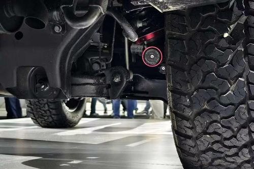 Nhờ đó, G919 vẫn mang lại cảm giác lái tương tự xe điện nhưng không phụ thuộc hoàn toàn vào hệ thống trạm sạc. Hongqi cho biết mẫu SUV mới có khả năng di chuyển tối đa 280 km ở chế độ thuần điện theo tiêu chuẩn CLTC. Khi kết hợp cả nhiên liệu và pin, tổng phạm vi hoạt động đạt khoảng 1.350 km.