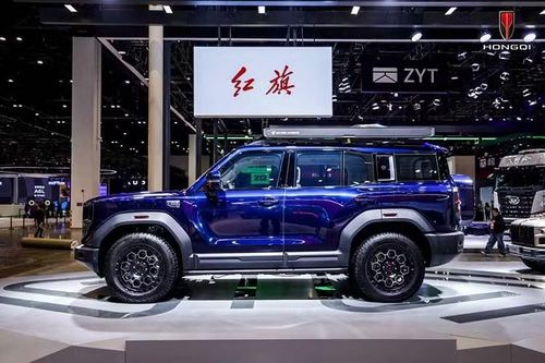 Theo thông tin từ CarNewsChina, Hongqi G919 2026 tại Trung Quốc sử dụng hệ truyền động EREV gồm động cơ xăng tăng áp 2.0L kết hợp với 4 mô-tơ điện. Hệ thống này tạo ra tổng công suất 620 kW (831 mã lực) và mô-men xoắn cực đại 1.320 Nm.