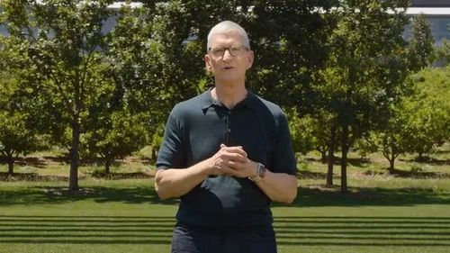 WWDC 2026 đã khép lại bằng một khoảnh khắc đầy cảm xúc khi Tim Cook gửi lời tri ân tới cộng đồng lập trình viên toàn cầu trong lần cuối cùng xuất hiện tại sự kiện với tư cách CEO Apple, đánh dấu chặng đường gần 15 năm lãnh đạo một trong những tập đoàn công nghệ có giá trị nhất thế giới.