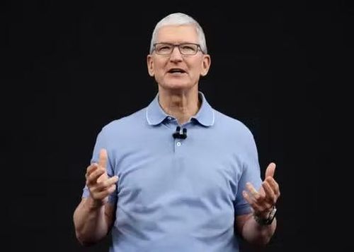 Tim Cook cũng dành nhiều lời cảm ơn cho cộng đồng lập trình viên, những người được ông đánh giá là lực lượng quan trọng giúp kết nối con người, thúc đẩy học tập, sáng tạo và mở ra những cách tiếp cận hoàn toàn mới với thế giới thông qua hệ sinh thái Apple trong suốt nhiều năm qua.