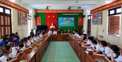 Cán bộ Biên phòng gặp mặt, động viên các em học sinh.