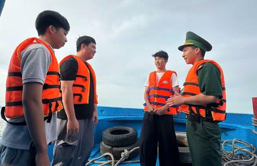 Cán bộ Biên phòng động viên các thí sinh trước khi rời xã đảo.