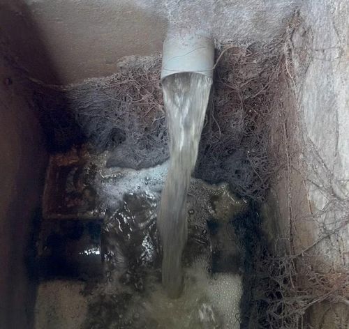 Nước thải phát sinh khi vệ sinh khu vực tập kết rác thải sinh hoạt và từ khu vực giặt sấy đồ vải (ga giường, vỏ gối, quần áo bệnh nhân…) không đưa về hệ thống xử lý nước thải của bệnh viện.