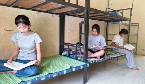 Em Phạm Thúy Hằng, ở bản Na Poọng, xã Na Mèo (ảnh trái) cùng các bạn ở xa được ăn, ở miễn phí tại Trường PTDTNT-THCS Quan Sơn trong những ngày diễn ra kỳ thi.