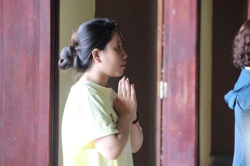 Một thí sinh lên chùa cầu may mắn trước ngày thi tốt nghiệp THPT năm 2026.
