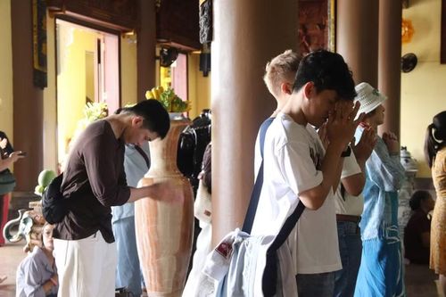 Sĩ tử đi chùa tìm sự an yên trước Kỳ thi quan trọng của cuộc đời.