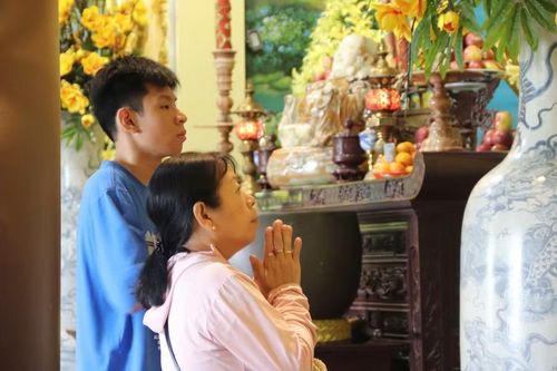Không chỉ thí sinh, nhiều bậc phụ huynh cũng lên chùa cầu bình an và may mắn cho con trước Kỳ thi tốt nghiệp THPT 2026.