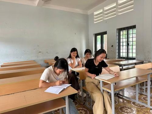 Tranh thủ từng khoảng thời gian rảnh, các thí sinh tiếp tục ôn tập, chuẩn bị cho môn thi đầu tiên.