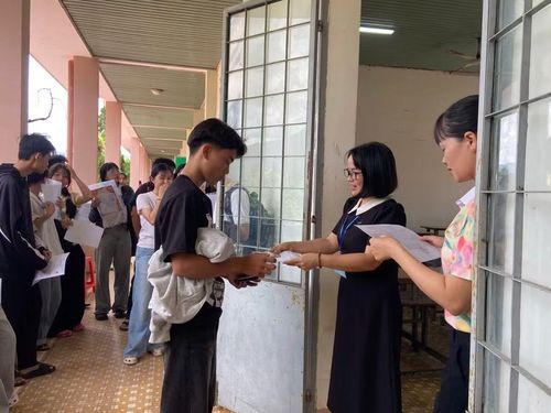 876 thí sinh tại Điểm thi Trường THPT Krông Bông tiến hành làm thủ tục dự thi.