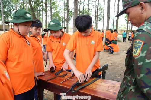 “Không chỉ rèn luyện được những thói quen tốt, tính kỷ luật, em còn học được rất nhiều kiến thức, kỹ năng thú vị như: đi điều lệnh, nhảy dân vũ, tập võ, tháo lắp súng, tăng gia sản xuất… Em đã quen và thấy mình kỷ luật hơn. Em sẽ giữ thói quen này khi về nhà”, Tiến chia sẻ.