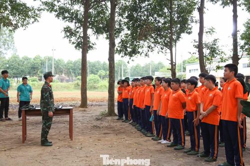 Vừa hoàn thành kỳ thi tuyển sinh lớp 10, em Đặng Thành Tiến (SN 2011, học sinh Trường TH&amp;THCS FPT Đà Nẵng) mạnh dạn xin bố mẹ tham gia Học kỳ trong quân đội. Biết đến chương trình qua báo đài, mạng xã hội, Tiến rất mong muốn được một lần trải nghiệm môi trường quân ngũ.