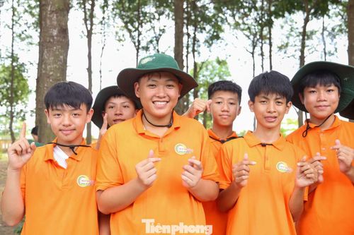 Từng quen với việc ngủ muộn, dậy trễ. Nhưng giờ đây, Tiến (thứ 2 từ trái sang) dần tập quen với việc bắt đầu ngày mới từ 5 giờ sáng, tập thể dục, ăn uống đúng giờ, tự tay gấp chăn màn vuông vức và đổ mồ hôi trên thao trường tập luyện.