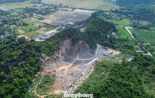 Cạnh đó là mỏ đá của Công ty TNHH Đá Cúc Khang (xã Tống Sơn) . Từ trên cao, việc khai thác tại mỏ đá ở đây đã tạo thành vách dựng đứng, không có đường dẫn lên phía trên khu vực khai thác; phía dưới chân núi, máy đào và khu vực nghiền, xay đá đang hoạt động rầm rộ.