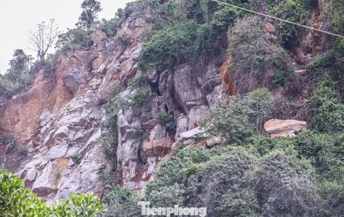 Những tảng đá lơ lửng, cheo leo, tiềm ẩn nguy cơ sạt lở. Trong đợt kiểm tra, rà soát về quy hoạch, hoạt động khoáng sản trên địa bàn, Sở Nông nghiệp và Môi trường tỉnh Thanh Hóa từng phát hiện doanh nghiệp này xây dựng công trình phụ trợ ngoài khu đất được thuê.