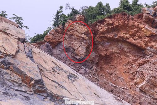 Những tảng đá treo và vết nứt lớn trên các vách đá tại khu vực khai thác mỏ đá của Công ty TNHH Hồng Phượng.