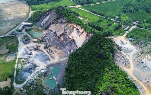 Theo ghi nhận của PV Tiền Phong, tại các xã Tống Sơn, Biện Thượng, Cẩm Tú, Quý Lộc..., nhiều khu vực khai thác đá xuất hiện các khoảng trống khoét sâu dưới chân núi, tiềm ẩn nguy cơ mất an toàn. Trong ảnh là mỏ đá của Công ty TNHH Hồng Phượng ở xã Tống Sơn.