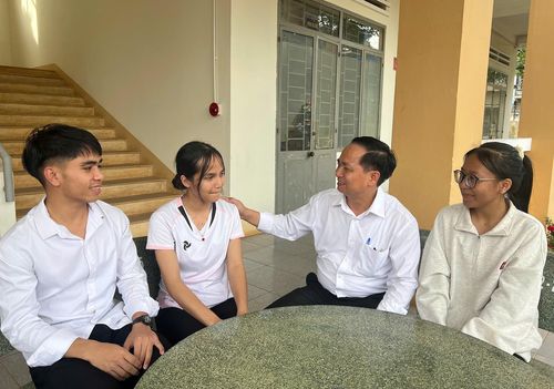 Thầy Phùng Văn Khích - Trưởng điểm thi Trường Phổ thông Dân tộc nội trú THPT số 2 tỉnh Gia Lai động viên các thí sinh cư trú tại xã Đak Sơmei. Ảnh: Ngọc Thu