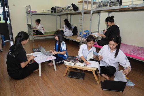 Các em học sinh tranh thủ xem lại kiến thức trước khi bước vào kỳ thi quan trọng. Ảnh: Trọng Bảo
