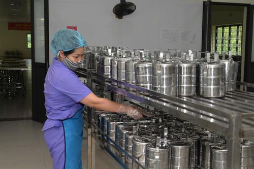 Chị Hồng chuẩn bị những suất ăn nóng hổi cho các em học sinh trong những ngày sắp diễn ra kỳ thi. Ảnh: Trọng Bảo