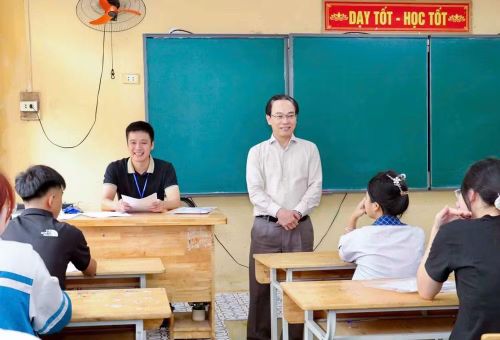 Bộ trưởng Hoàng Minh Sơn động viên thí sinh trước kỳ thi. (Ảnh: Thanh Tùng/TTXVN)