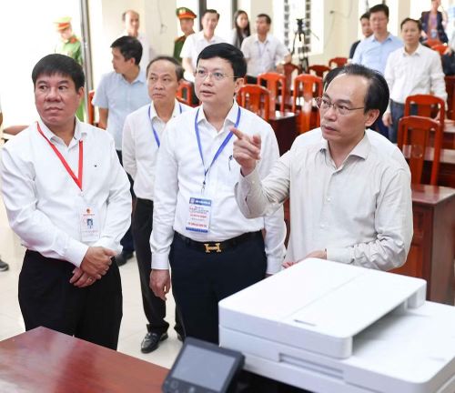Bộ trưởng Hoàng Minh Sơn kiểm tra công tác tổ chức thi tại Hà Nội. (Ảnh: Thanh Tùng/TTXVN)