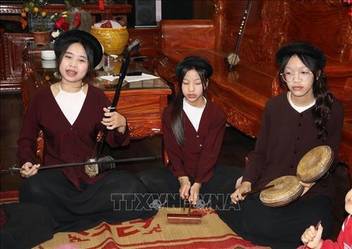 Câu lạc bộ hát Xẩm Hà Thị Cầu, xã Yên Từ, được thành lập năm 2018 hiện có 32 thành viên, từ những em nhỏ mới 6 tuổi đến các nghệ nhân cao tuổi 87 tuổi.