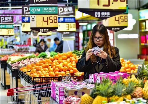 Người trẻ mua sắm tại siêu thị ở Trung Quốc. Ảnh: THX/TTXVN