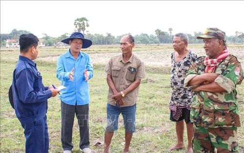 Lãnh đạo Đội K91 gặp gỡ người dân Campuchia, thu thập thông tin về hài cốt liệt sĩ Việt Nam. Ảnh: TTXVN phát